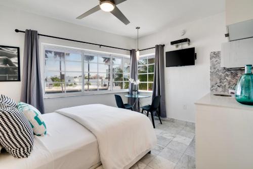 Best Beach Location - Wi-Fi, TV & Amenities