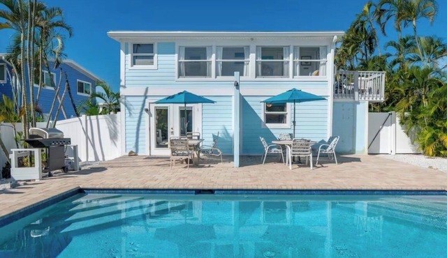 Best Location on FMB! AWESOME SALTWATER POOL! WALK EVERYWHERE! 2nd floor unit