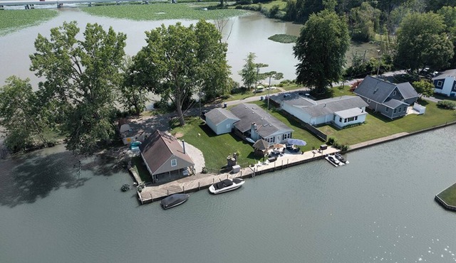 BEST LOCATION Water Front.Private Dock.Canoe.Kayak.PaddleBoard,GolfCourseCommnty in Huron