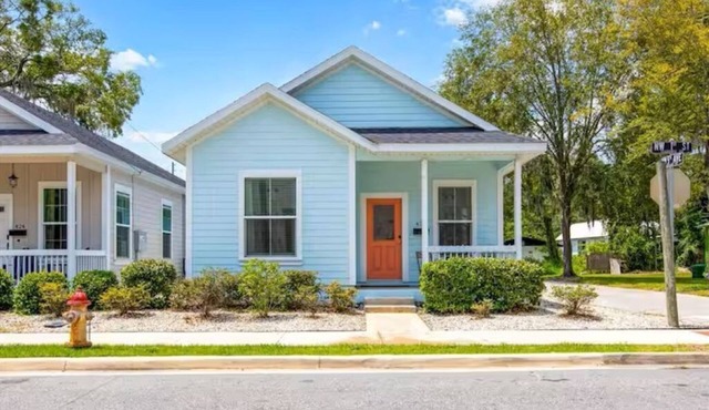 Blue Bungalow · Walk Downtown · Near UF & Shands · Fenced Yard · PS5