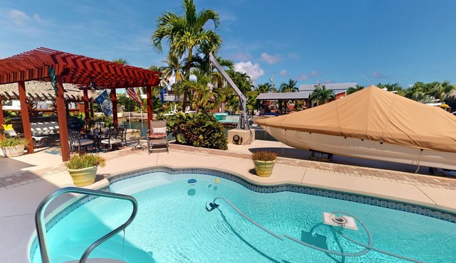 Blue Gem - Waterfront Luxury - Tiki Bar - Pool - Boat Dock - 4BD/3Bath in Key West