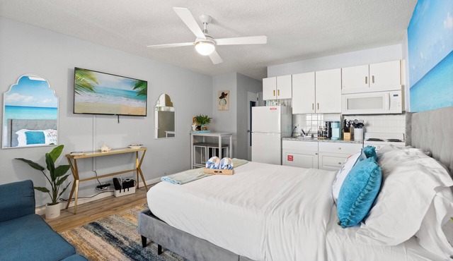 Blue Horizon~Steps to beach~Pool~Kitchen~Slps3~Gym in Daytona Beach