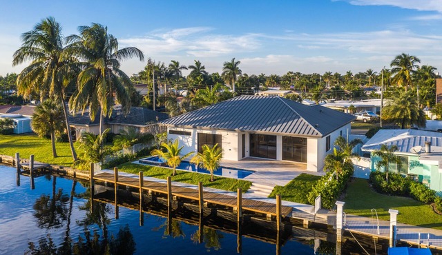 Brand New Modern - Luxe Waterfront Villa
