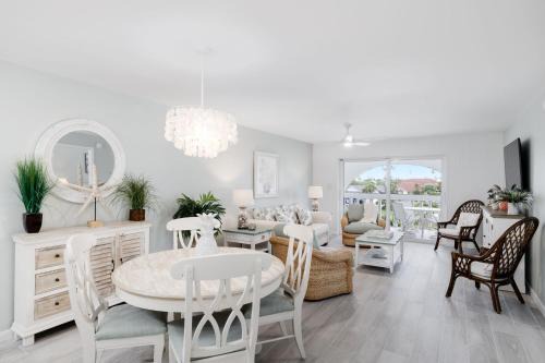 Breakers West C2 - Gorgeous Top Floor Beach Condo