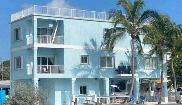 Breathtaking BAYSIDE VIEWS, private beach and boat ramp access, manatees galore!