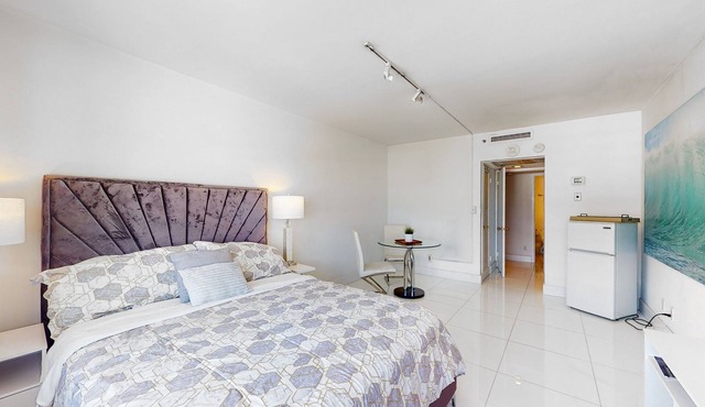 Breezy condo stay with hot tub, pool, spa, full kitchen, & gym - close to beach