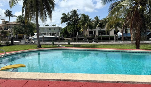 Breezy Waterfront~Pool~Fishing~Close to Beach