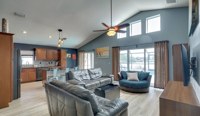 Bright Getaway w/Ski Lake, 11 Miles to Dtwn Tampa in Brandon