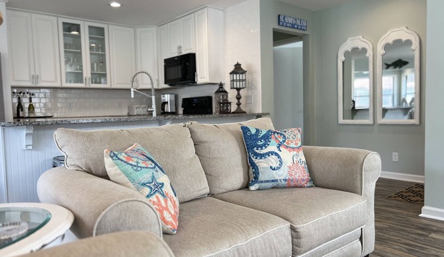 Bright, newly updated 3 BR 2 BA condo - Walk to Pier and Village! in St. Simons Island