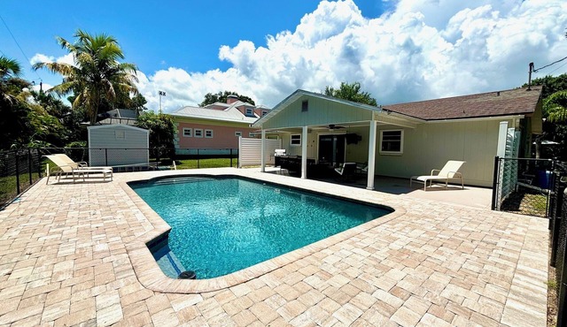 Bright, sunny pool home!