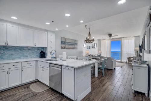 Bristol 1107-Beachfront Updated On-site Restaurants Resort Sleeps 9