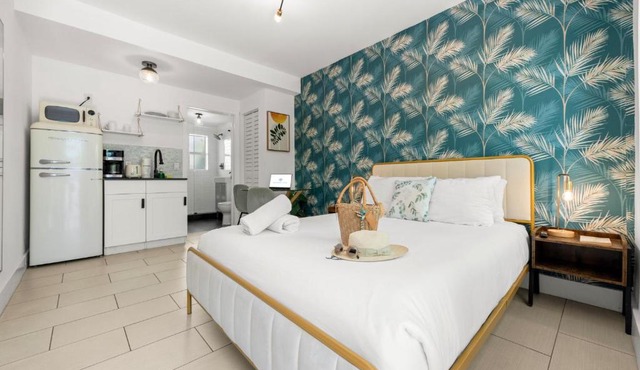 Byronessa Miami Beach