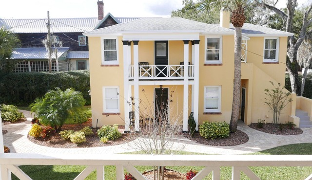 C8, Perfect location, historic downtown, balcony, near beaches, FREE parking!