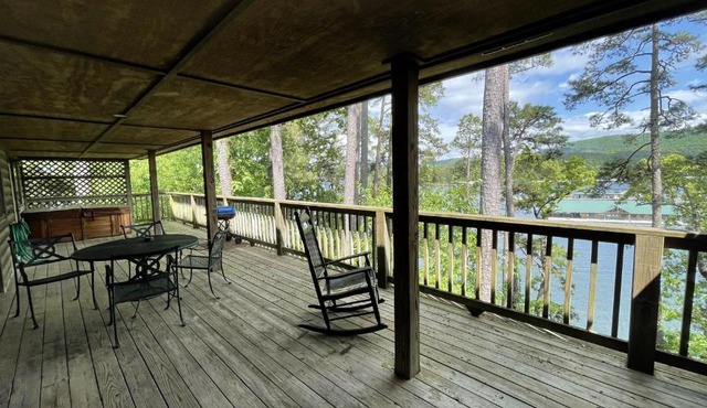 C8, Two bedroom, two bath log-sided, lake view luxury cottage with hot tub in Mount Ida