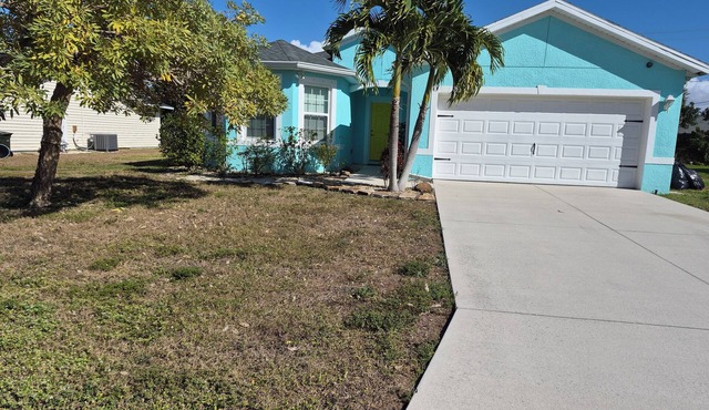 Cape Coral fenced pet friendly home - Sleeps 10