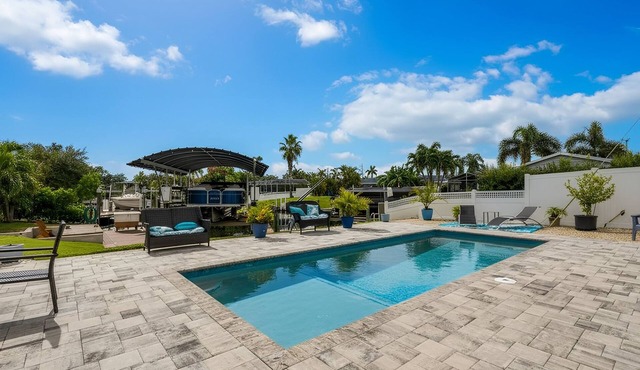 Cape Coral Oasis: Pool, Bikes, Summer rates!