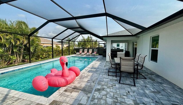 Cape House-Heated Pool-Fire Pit-Private Backyard-Close to many attractions
