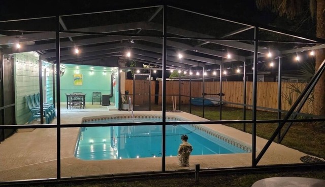 Captain's Corner, 4/2 w/Heated Pool & 4 kayaks Waterfront Canal Weeki Wachee