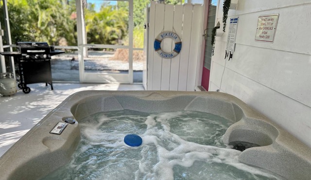 Captain's Cottage: One-bedroom cottage with a spa in tropical Bokeelia, Florida