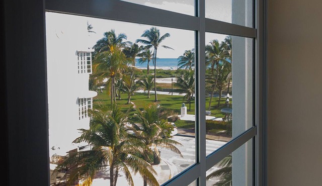 Carlyle Art Deco Residence on South Beach Ocean Drive Al Pacino would stay here!