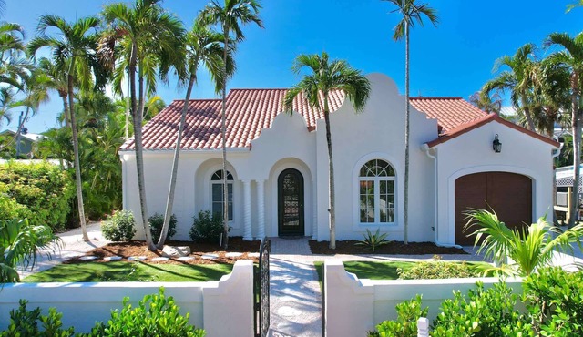 Casa Captiva - Ground Level 5 BR Luxe Villa with Grotto Pool, Steps to Beach