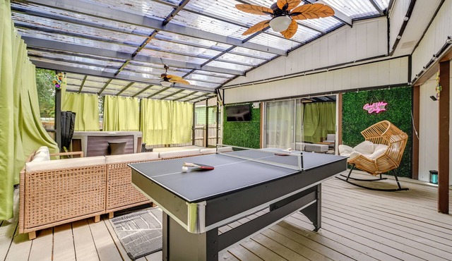 Central Tampa Oasis: Hot Tub & Huge Covered Deck!