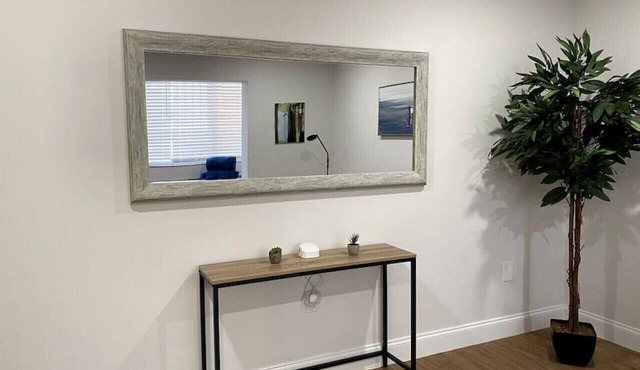 Charming 1/1 apt w/parking on great location