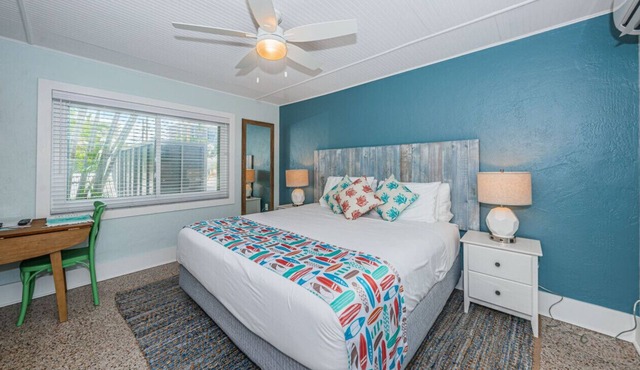 Charming 1-bedroom, Boutique hotel with a pool in Treasure Island