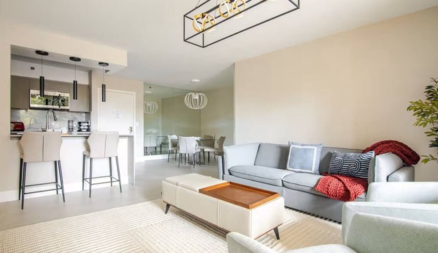 Charming 1-bedroom apartment with AC in vibrant Aventura 1205