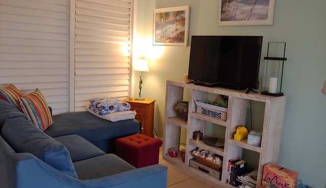 Charming 1-bedroom condo, fully furnished, central AC, large bedroom in Jensen Beach