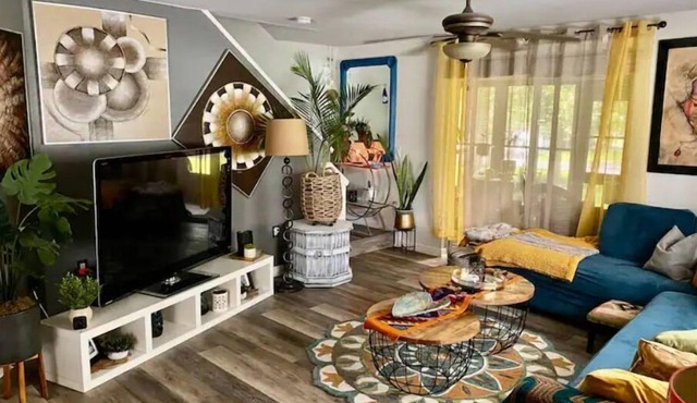 Charming 2/2 Townhome: Private Etrnce, patio, pool