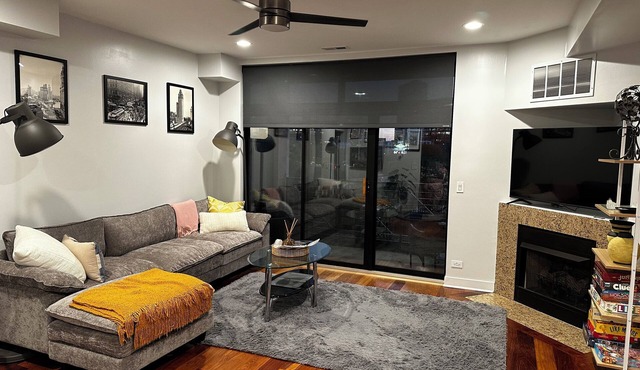 Charming 2 bed 2 bath condo in enchanting Chicago with AC and washer and dryer in Chicago