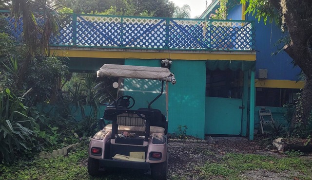 Charming 2-bedroom house with pool and wildlife.