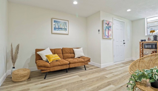 Charming 2-bedroom apartment with WiFi, AC in lovely Cocoa