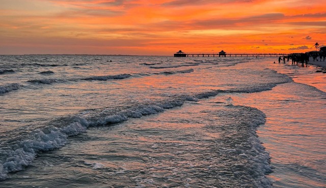 Charming 2b-2b condo in beautiful Fort Myers Beach- 10 min walk to the beach .