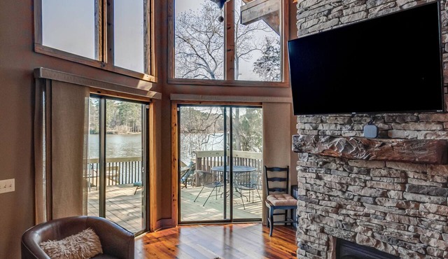 Charming 2BR Lakefront Cabin, fishing pier, boats, & kayaks, wonderful views