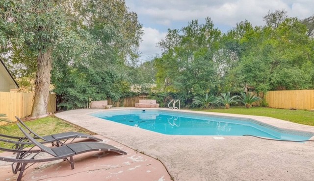 Charming 3-bedroom house in Pensacola with pool, games, and close to amenities.