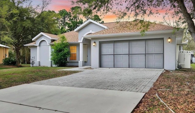 Charming 3-bedroom house with a pool, AC in sunny Palm Bay