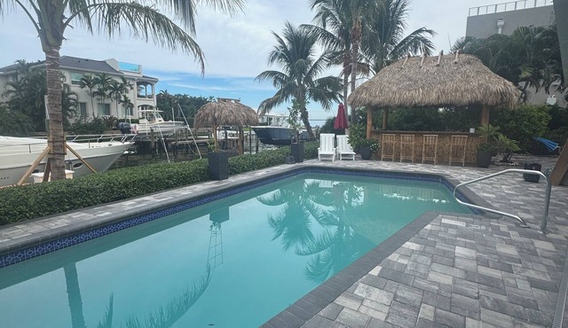 Charming 3-bedroom house in delightful Longboat Key with your own tiki bar in Longboat Key