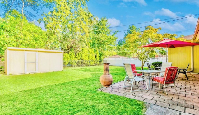 Charming 3BR Ranch in Elmhurst | Mid-Term Ready in Elmhurst