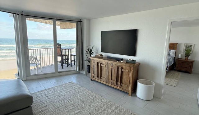 Charming beachfront condo, Daytona Beach Shores