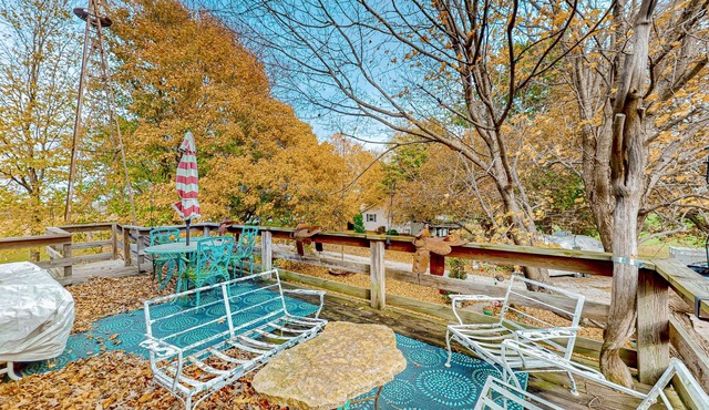 Charming barn-turned-home with hot tub & W/D - quiet location & dog-friendly in Pleasant Plains