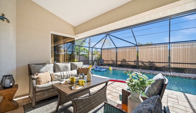 Charming Beach Time Villa-heated pool & spa-4 bikes, game room-near beach