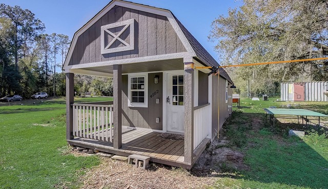 Charming cabin in Spring Hill with AC, WiFi, Corgis, Chickens, Star view