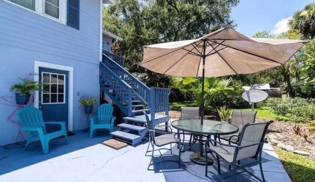 Charming Carriage House near Historic Canal Street, Minutes to the Beach!