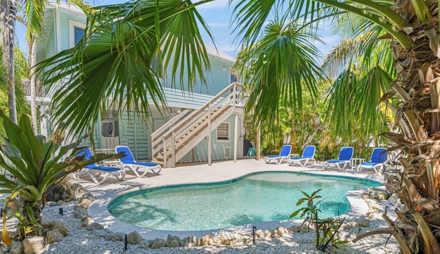Charming cottage with heated pool, tropical landscaping in prime location. in Anna Maria