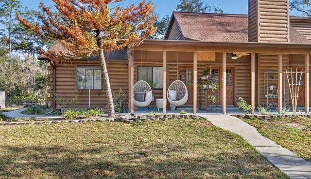 Charming Farm Stay with Fresh Eggs 🐓 1.5 Acres Near Tampa in Wesley Chapel