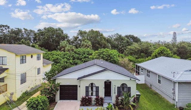 Charming Home Near MacDill AFB | Hot Tub | Fire Pit