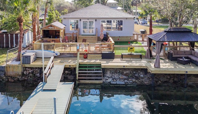 Charming home right off the main river. short paddle to hospital hole. in Spring Hill