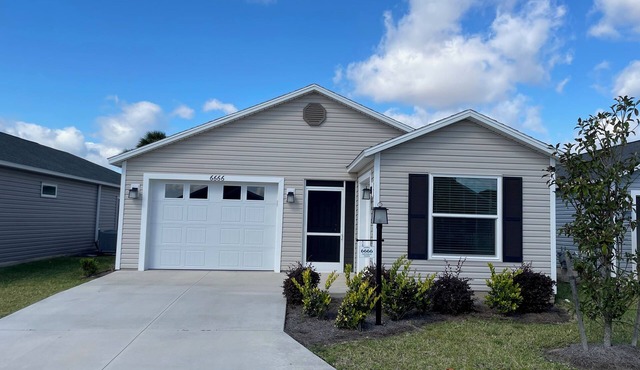 Charming home w/spacious kitchen, water view, enclosed lanai, & Pet Friendly